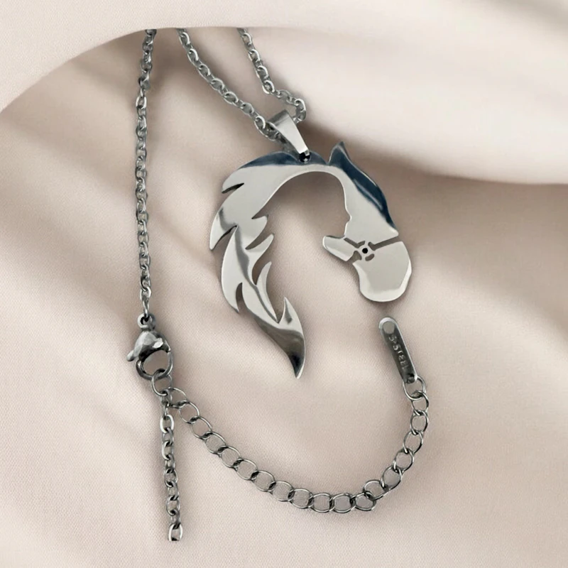 Edelstahl Pferdekette „Pferdeliebe“ - Pferdekopf mit Mädchenmotiv |  Allergiefrei & farbecht 