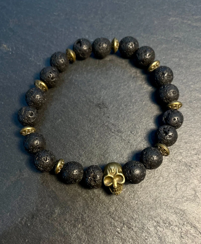 Golden Skull mit Lavasteinen und Gold