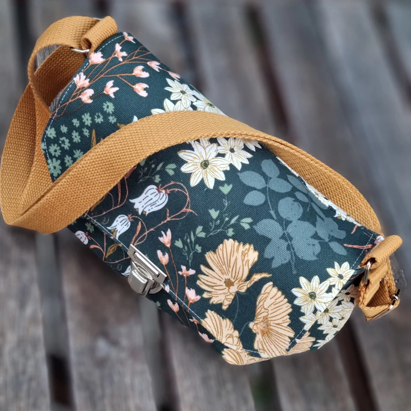 Umhängetasche mit Klappe, Gr. M, floral, grün/senf