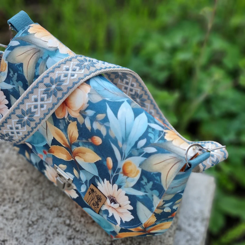 Umhängetasche mit Klappe, Gr. L, floral türkis