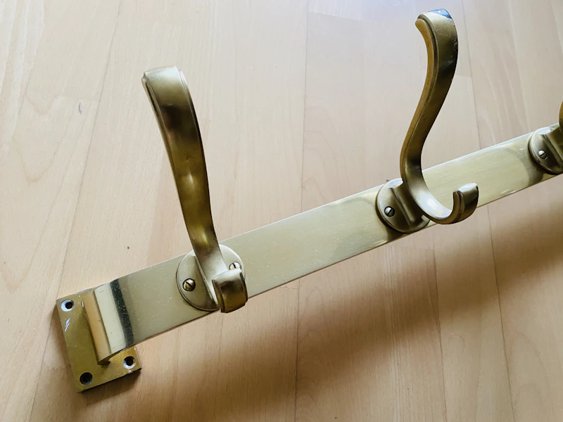 True vintage goldene Wandgarderobe mit vier Haken