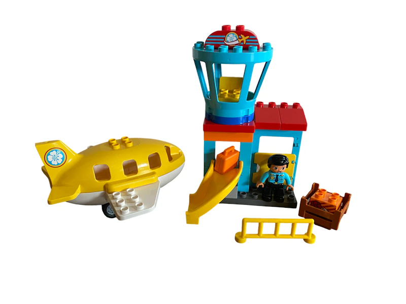 Flughafen mit Tower und Flugzeug