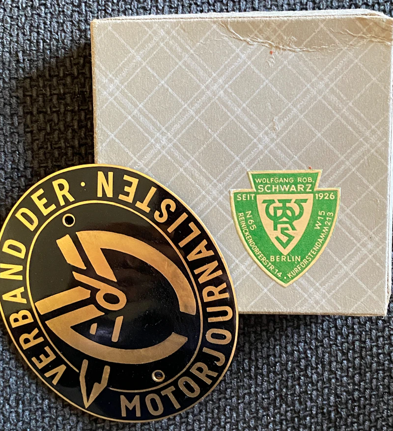 Vintage Verband der Motorjounalisten Autoplakette, 1970er, Schwarz-Gold