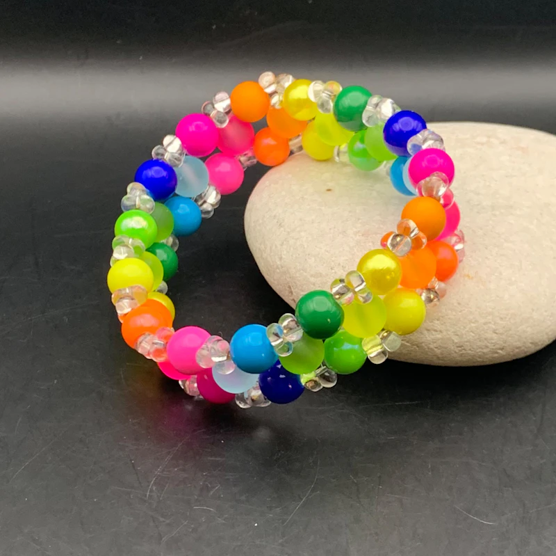 •• SÅLD •• 3-radigt armband NEON