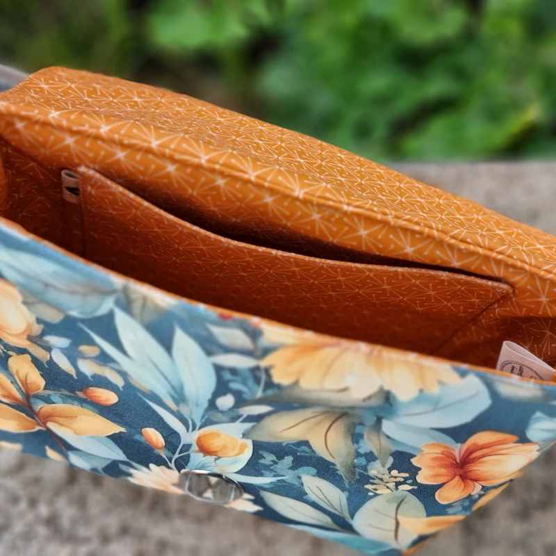 Umhängetasche mit Klappe, Gr. L, floral türkis