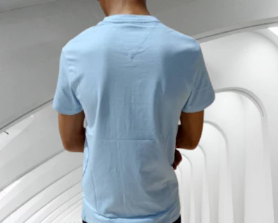TOMMY HILFIGER - T-SHIRT BLEU CIEL AVEC LOGO IMPRIMÉ BANDE TRICOLORE
