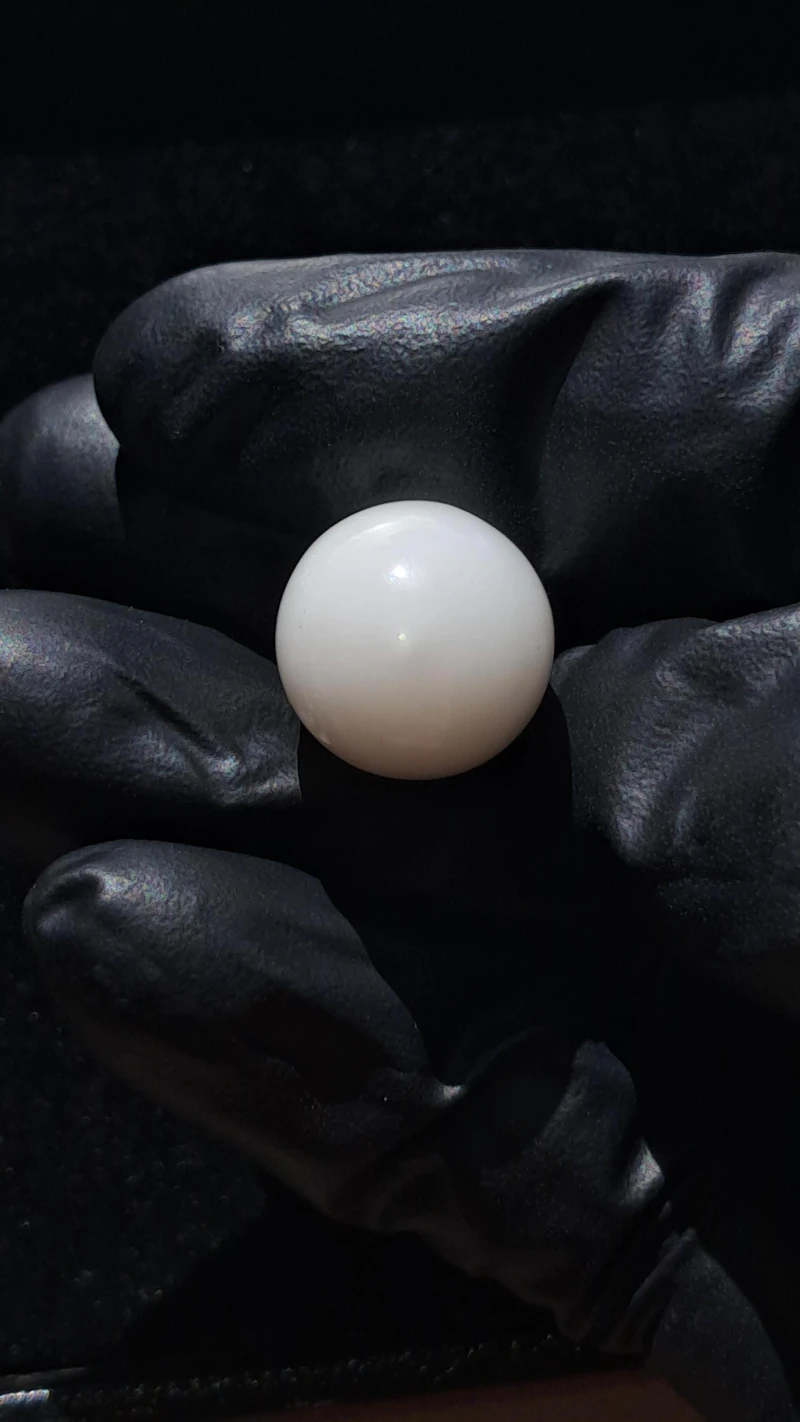 Massive 42.80 carat Natural tridacna clam pearl 