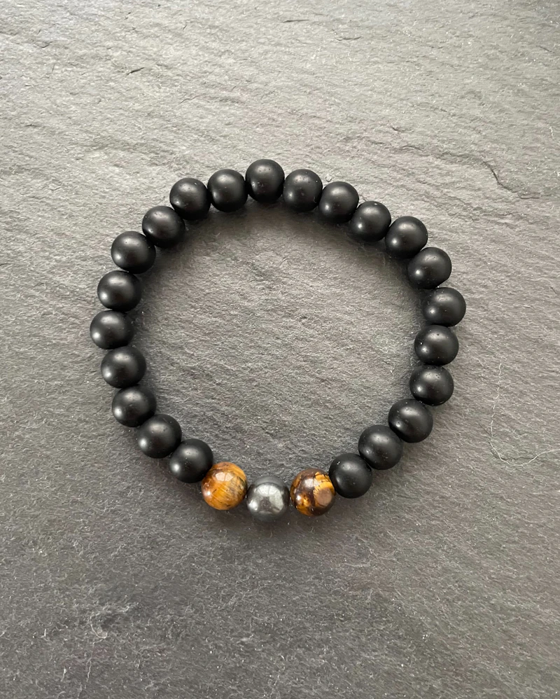 Mattes Lava Armband mit Tigerauge und Hämatit