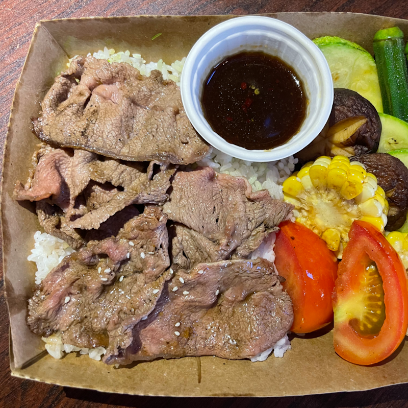 Grilled Beef Tendon Steak with Rice and Soda (皇朝星海豪庭舉杯)