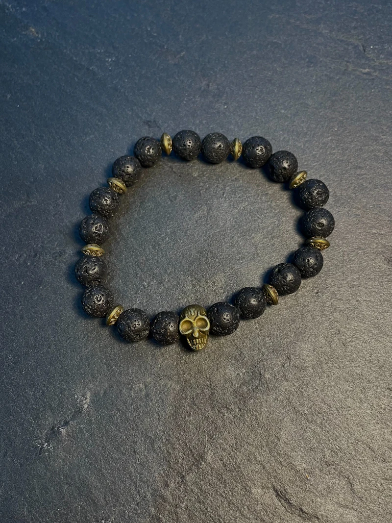 Golden Skull mit Lavasteinen und Gold