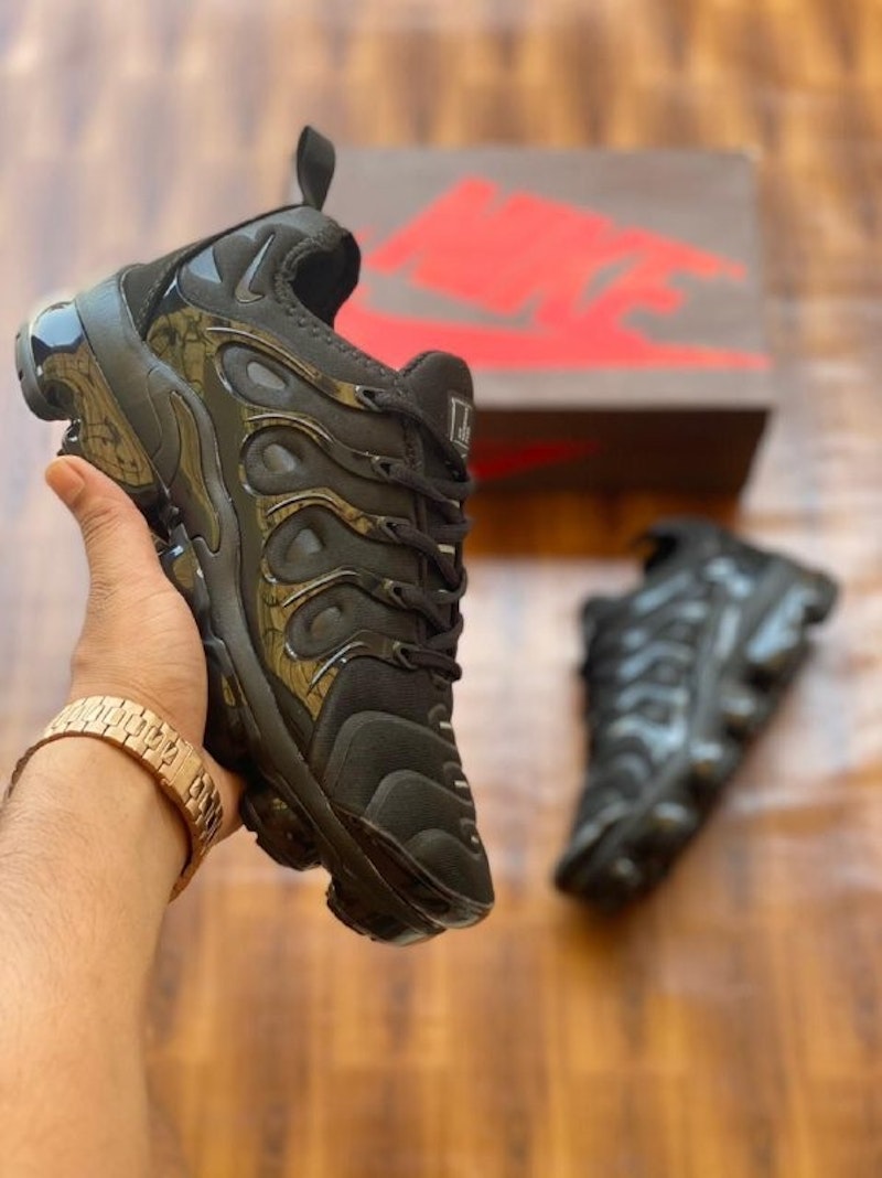 NIKE VAPORMAX PLUS