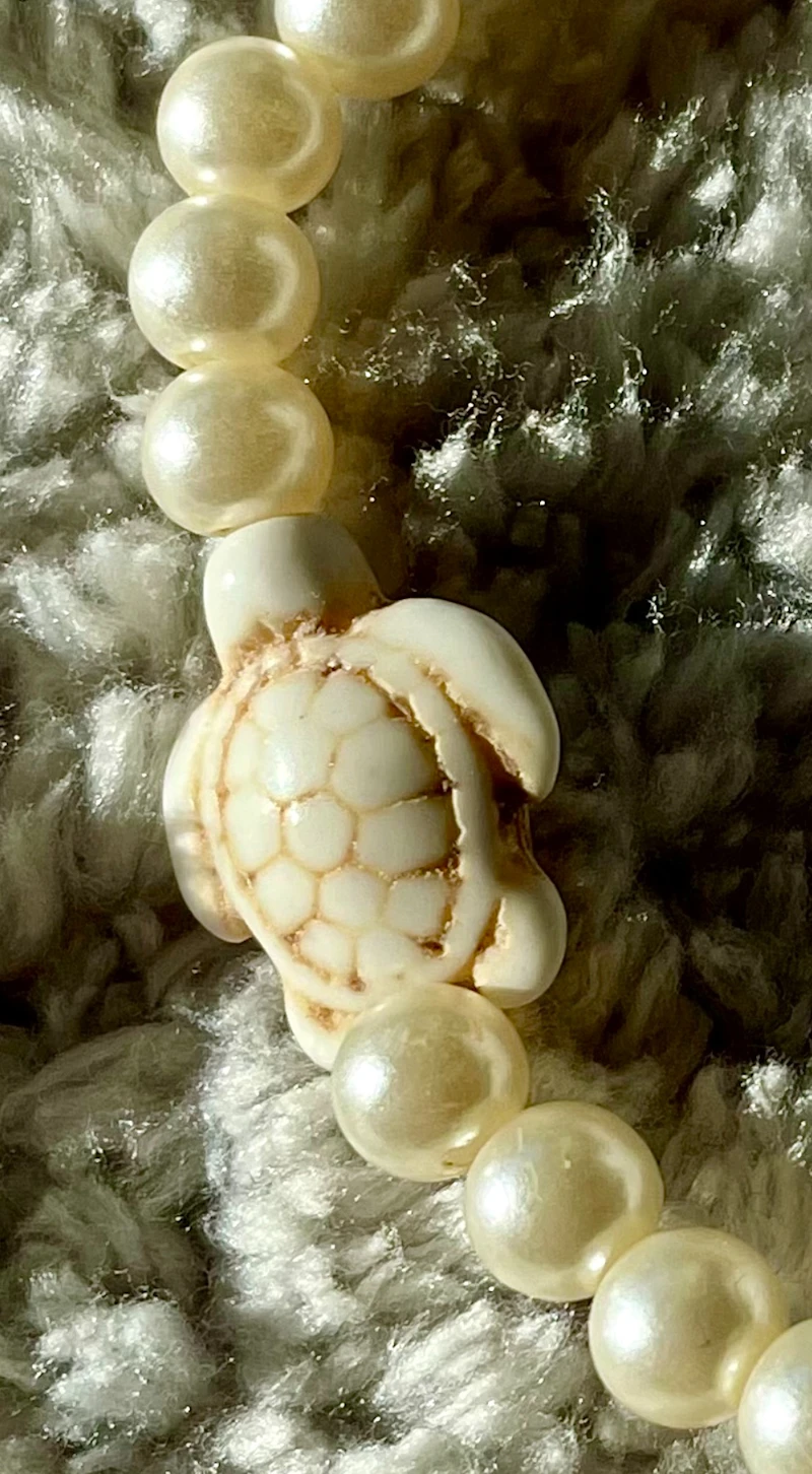 White Turtle Armband