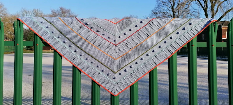 Triangular scarf in denim, striped with balls, 100% Acryl