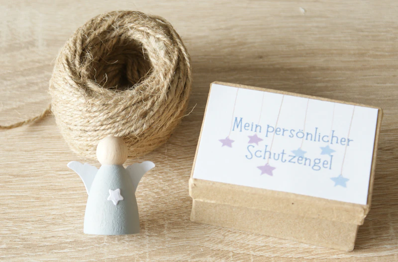 Kleiner Schutzengel aus Holz inklusive Geschenkbox 