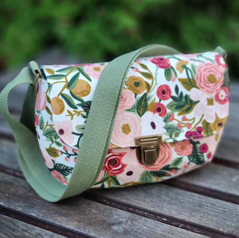 Umhängetasche mit Klappe, Gr. M, floral, rosa/grün