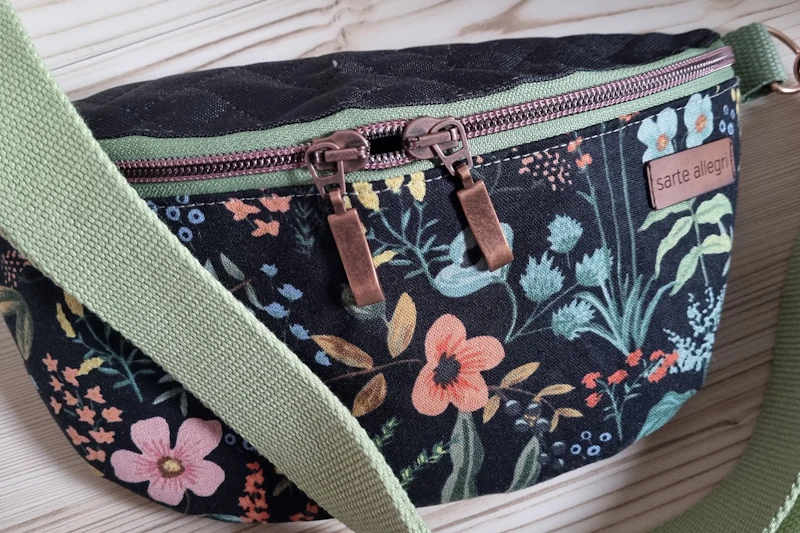 Crossbodybag, Bauchtasche, Canvas/Steppstoff, Größe M, schwarz/floral