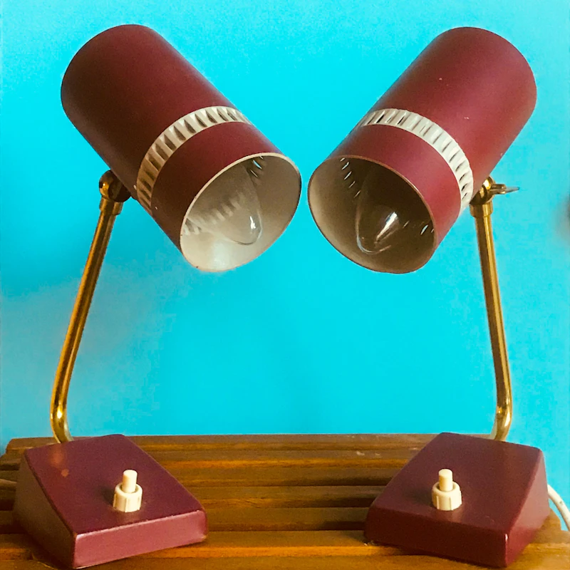 Zwei vintage brombeerfarbene Nachttischlampen