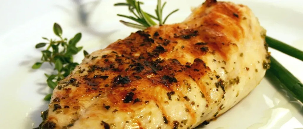 Saftiges Rosmarin-Zitronen-Hähnchen mit Ofenkartoffeln – einfaches mediterranes Rezept