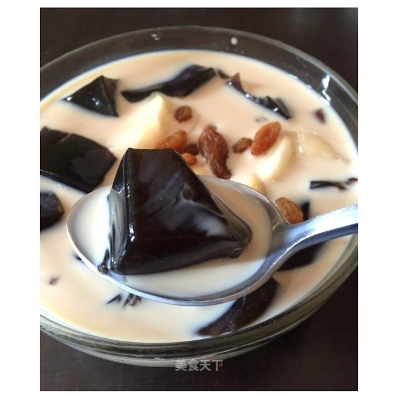 Cold thai milk grass jelly (鴻記黑沙環同善堂巷)