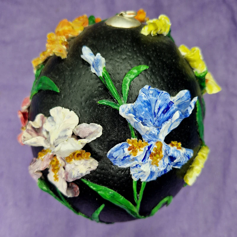 Straußenei mit geformten Blüten