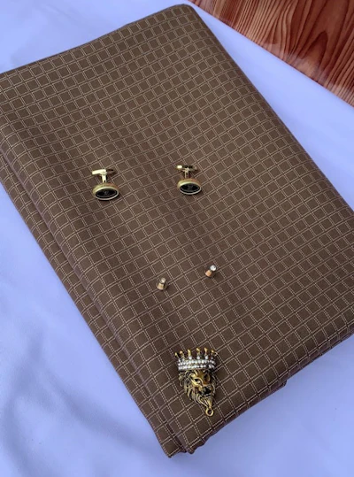 Small box brown pattern Senator