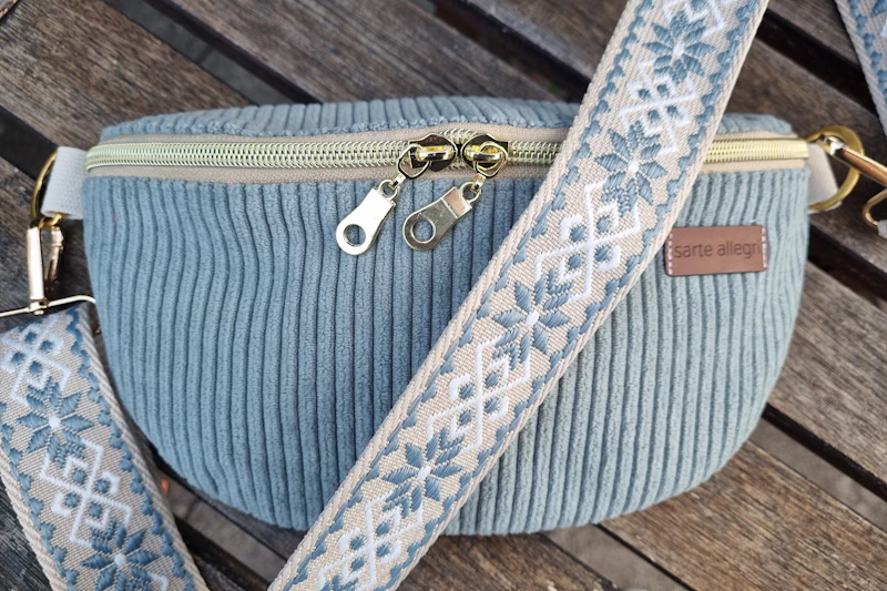Crossbodybag aus Cord, hellblau