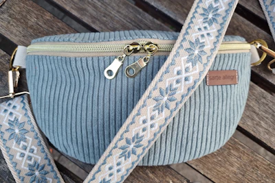 Crossbodybag aus Cord, hellblau