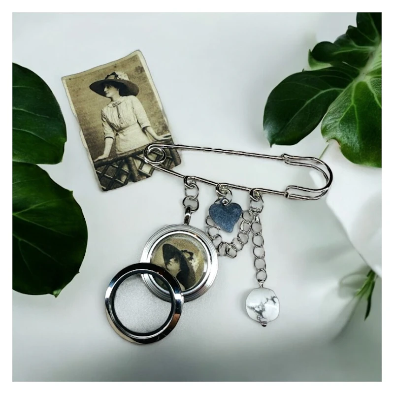 Memory-Anstecknadel "Howlith"