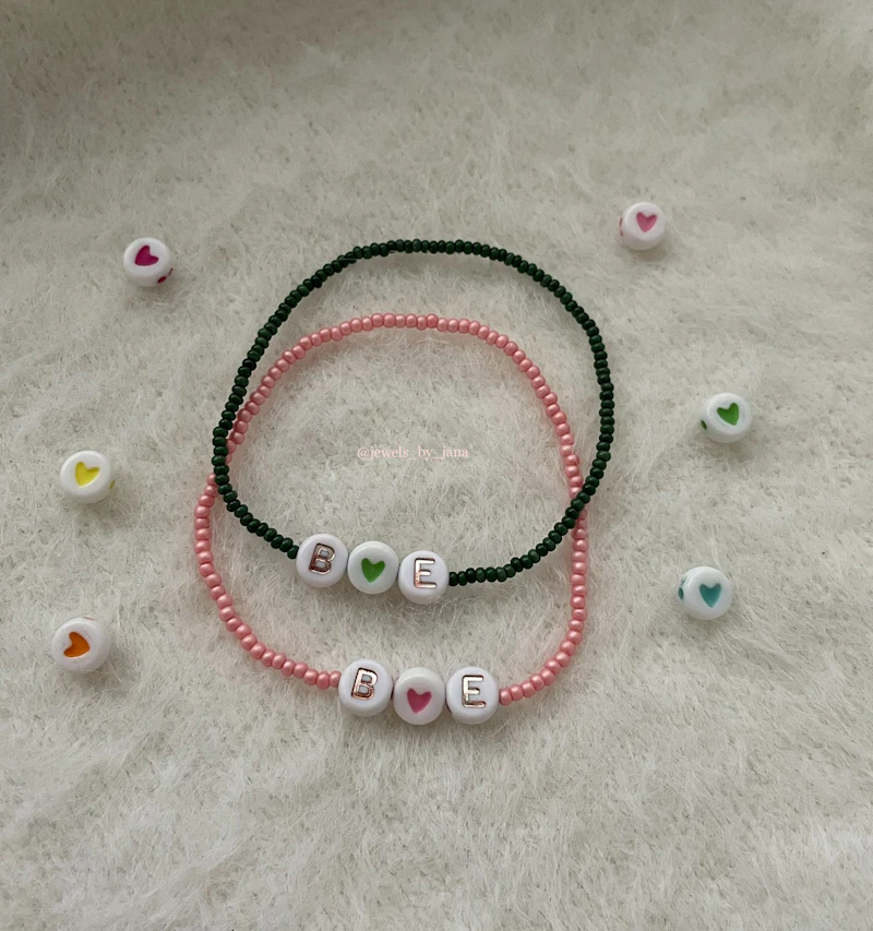 Schlichte Partnerarmbänder mit Herz und Initialen