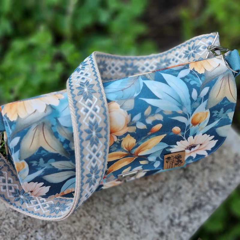 Umhängetasche mit Klappe, Gr. L, floral türkis