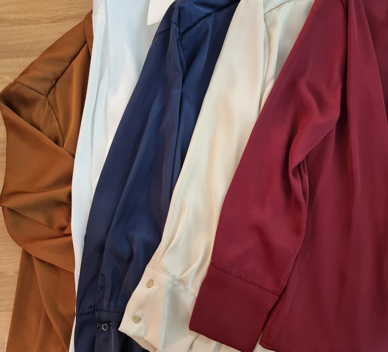 Edle Damen Blusen in verschiedene Farben, gr. M 