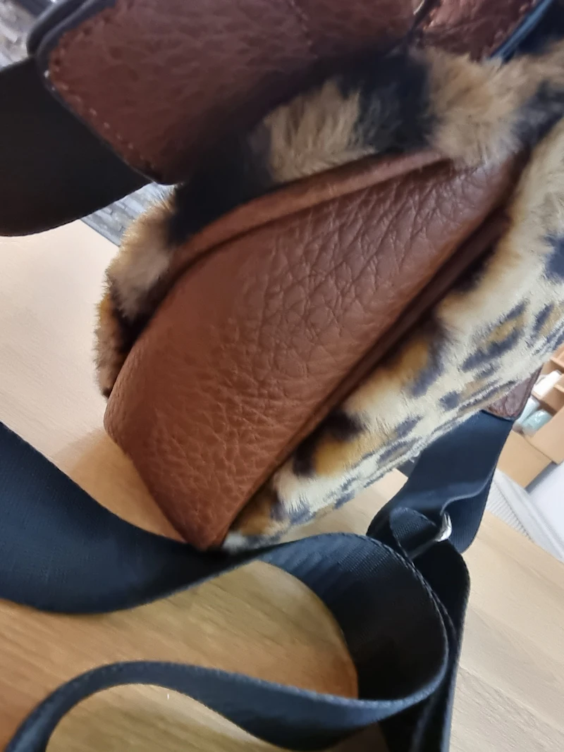 Bauchtasche aus Tieger Plüsch