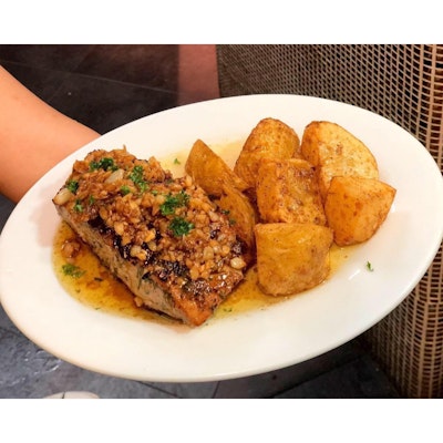 Grilled tuna steak with lemon sauce (DC Cafe)