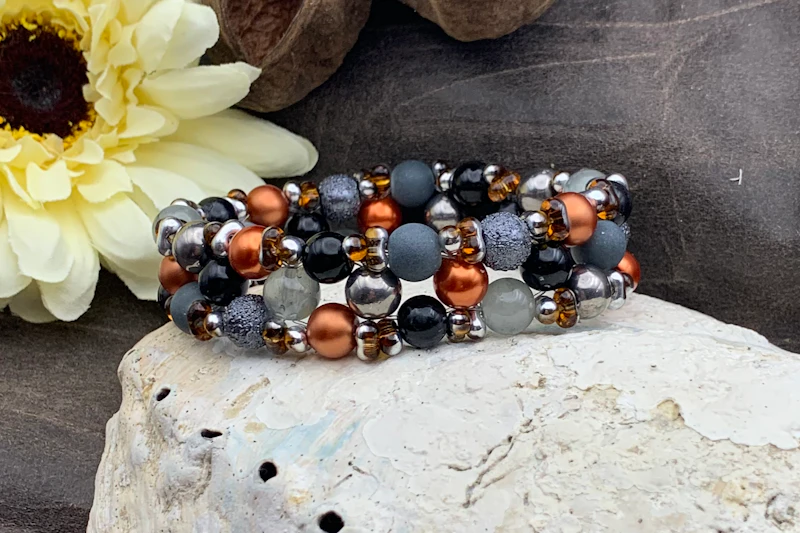 •• SÅLD •• 3-radigt armband KANEL svart/orange