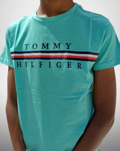 TOMMY HILFIGER - T-SHIRT VERT AVEC LOGO BANDE TRICOLORE IMRIMÉE
