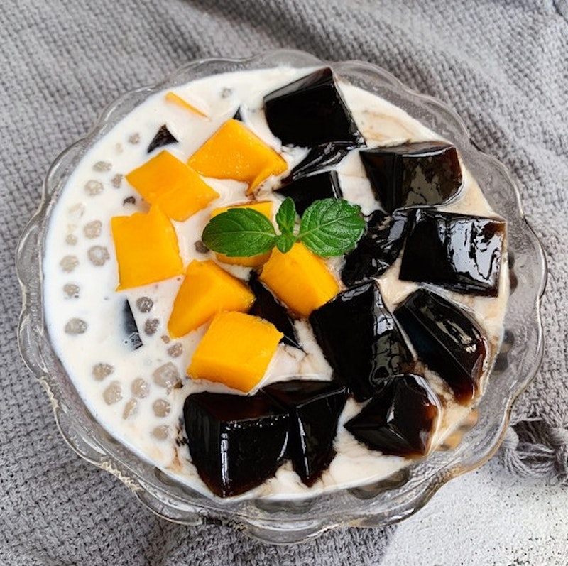 Cold thai milk grass jelly with Mango and Sago (鴻記黑沙環同善堂巷)