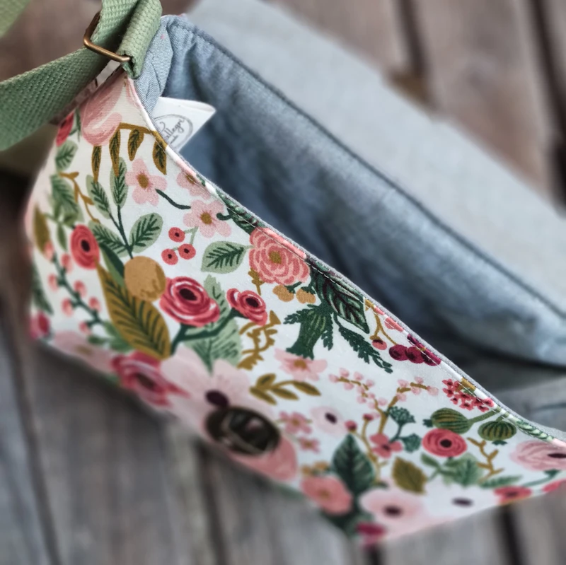 Umhängetasche mit Klappe, Gr. M, floral, rosa/grün