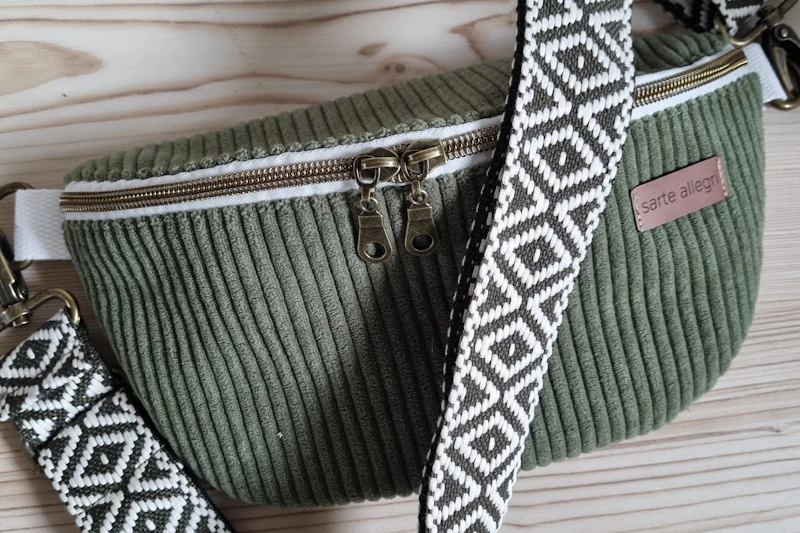 Crossbodybag, Bauchtasche, Cord, Größe M, olivgrün