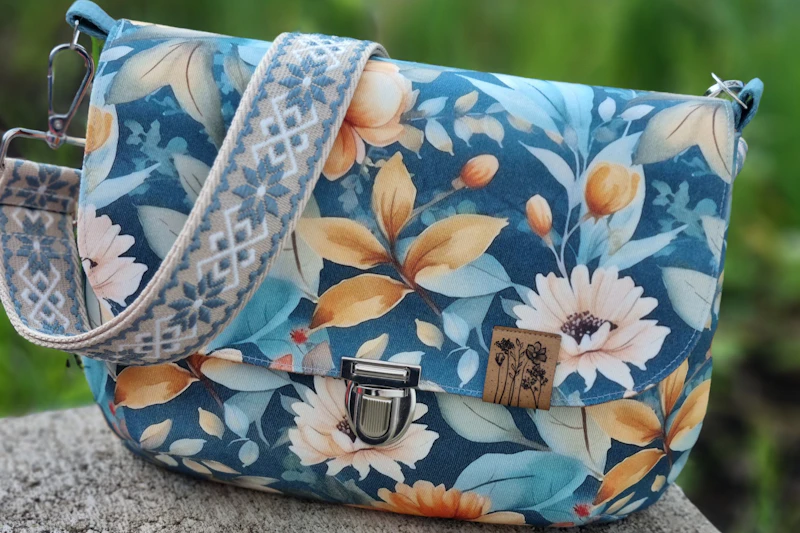 Umhängetasche mit Klappe, Gr. L, floral türkis