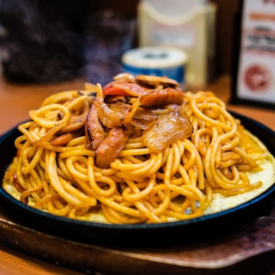 Teppan Noodles with Mushroom Sauce+Egg+Bacon+Fried Steak (美居二元滋味) 