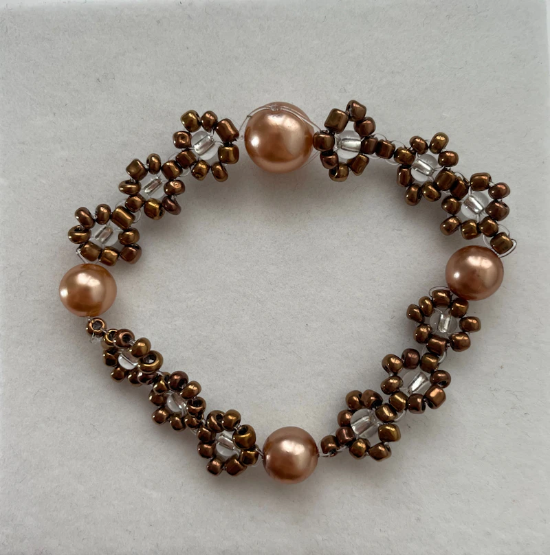 Metallic-braun und Rose mit Perlen und Blumen