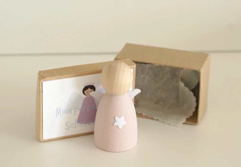 Mittlerer Schutzengel aus Holz inklusive Geschenkbox 