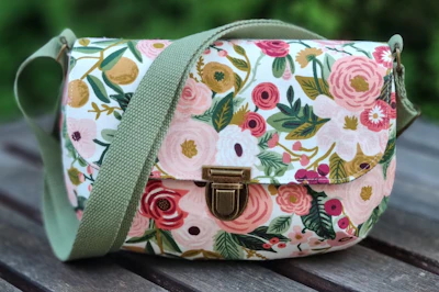 Umhängetasche mit Klappe, Gr. M, floral, rosa/grün