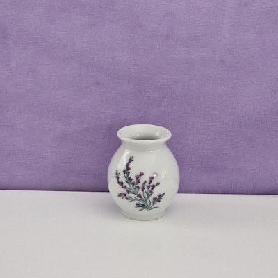 kleine Porzellanvase mit Lavendel