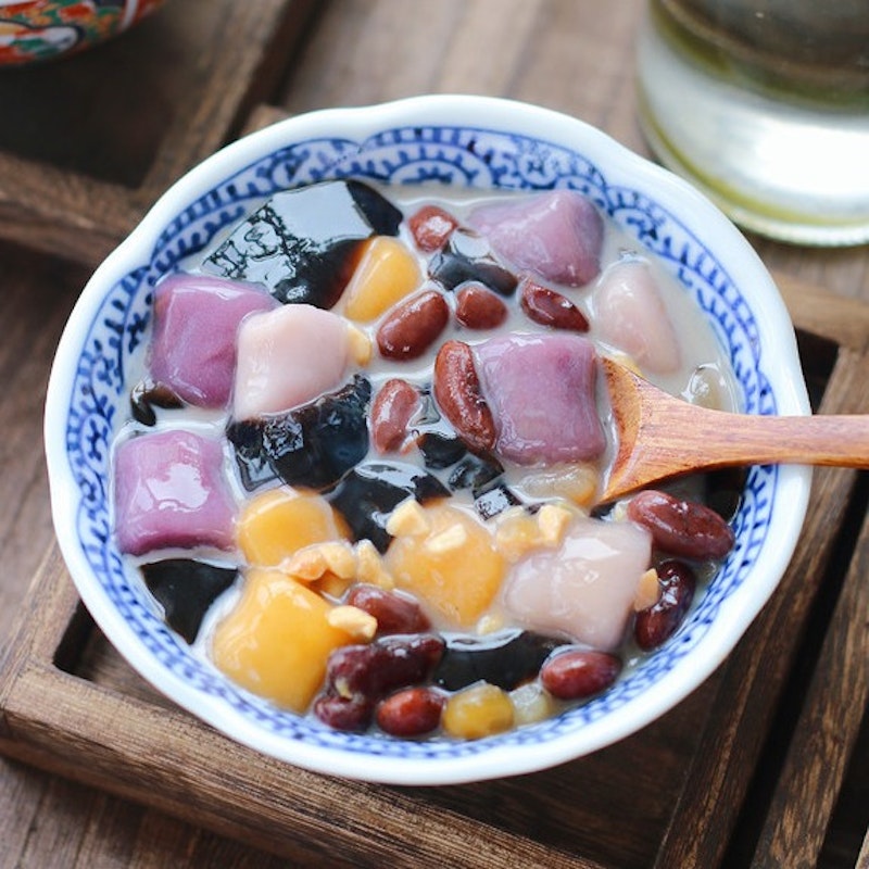 Cold thai milk grass jelly with Taro Balls and Red Bean (鴻記黑沙環同善堂巷)