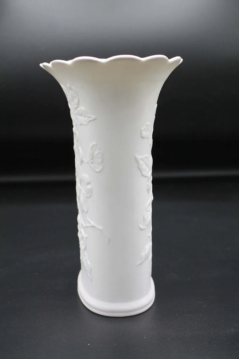 Antikes Vase von der Firma Kaiser, weiß