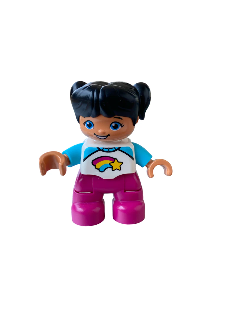 Mädchen mit Regenbogen-Pullover 