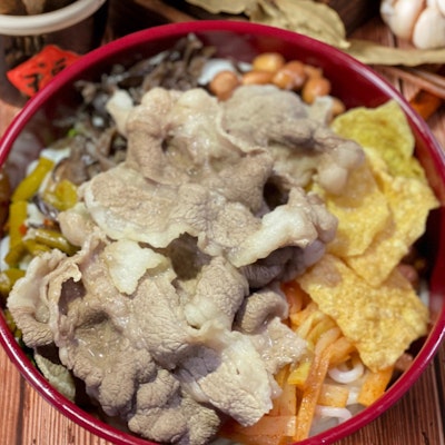 Luosifen with Beef (黑沙環萬利樓螄聊)