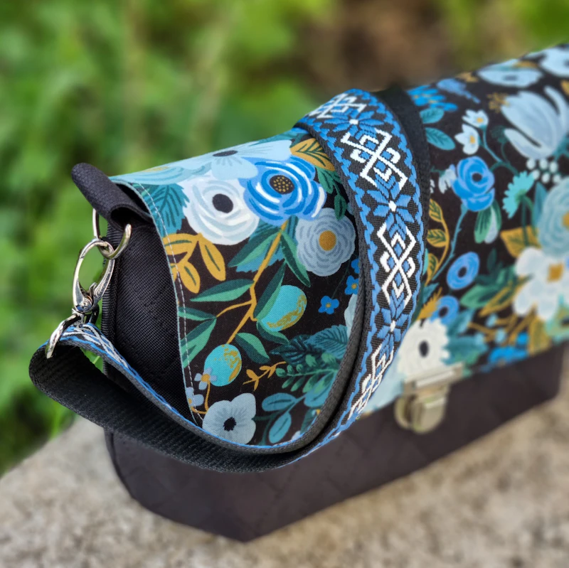 Umhängetasche mit Klappe, Gr. L, floral/schwarz