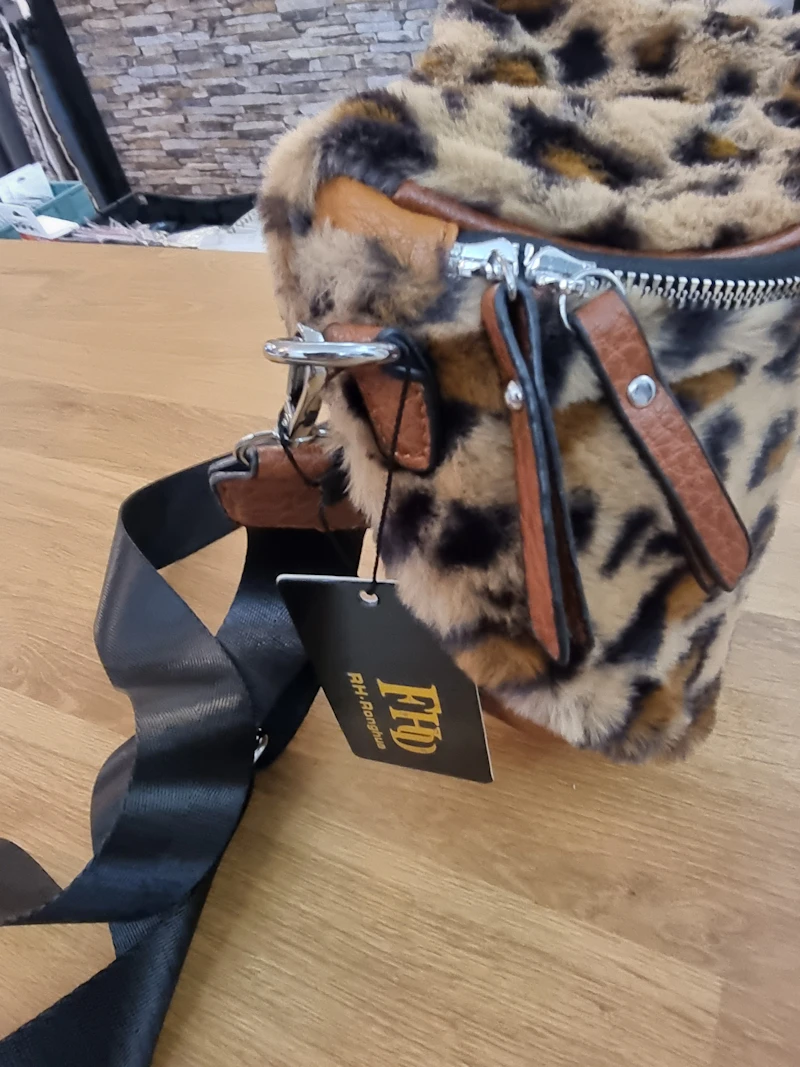 Bauchtasche aus Tieger Plüsch